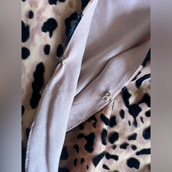 ASTR the label Iris leopard print long sleeve velvet wrap top size XS - Picture 7 of 12